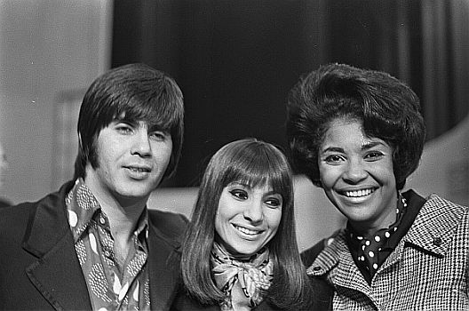 "Esther�&�Abi Ofarim" mit Nancy Wilson anl�sslich der "Grand Gala du Disque" am 6. M�rz 1968 im "RAI Amsterdam"; Rechteinhaber: Nationaal Archief (Den Haag, Rijksfotoarchief; Bestandsnummer: 921-1408); Urheber/Fotograf: Jac de Nijs / Anefo; Quelle: Wikimedia Commons; Lizenz::  CC0 1.0 (Verzicht auf das Copyright)
