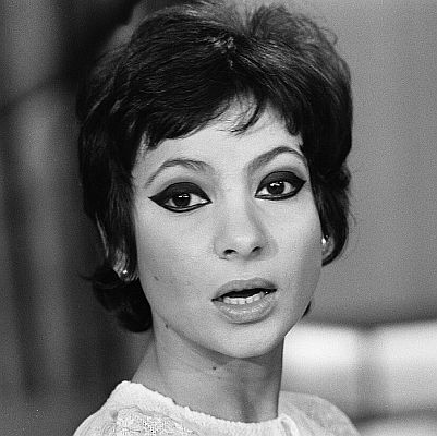 Esther Ofarim am 22. November 1969 in der TV-Sendung "Een van de Acht" van Mies Bouwman1; Rechteinhaber: Nationaal Archief (Den Haag, Rijksfotoarchief; Bestandsnummer 923-0024: Urheber/Fotograf:  Rob Mieremet / Anefo; Quelle: Wikimedia Commons; Lizenz: CC0 1.0 (Verzicht auf das Copyright)