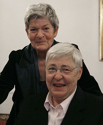 Elisabeth Orth (stehend) und die frühere österreichische Politikerin Johanna Dohnal im Oktober 2008 Urheber: Manfred Werner / Tsui; Lizenz: CC BY-SA 3.0; Quelle: Wikimedia Commons
