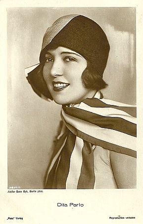 Dita Parlo, fotogrfiert von Suse Byk (1884–1943); Quelle: Wikimedia Commons; Ross-Karte Nr. 3627/1 (ca. 1928/29); Lizenz: gemeinfrei