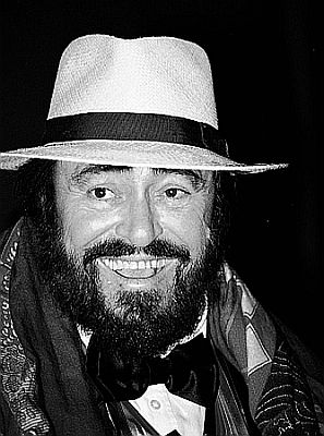 Luciano Pavarotti am 2. Dezember 2001 bei der Verleihung der "Kennedy-Center-Ehrungen" ("The Kennedy Center Honors") in Washington, D.C.; Urheber:&nbsp;Kingkongphoto & www.celebrity-photos.com; Copyright John Mathew Smith; Lizenz: CC BY-SA 2.0; Quelle: Wikimedia Commons