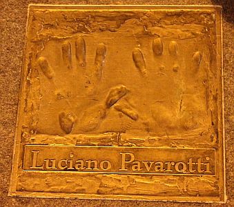 Handabdruck von Luciano Pavarotti vor dem "Gaiety Theatre" in Dublin (Irland); Urheber des Fotos: J.-H. Jan�en; Lizenz: CC0 1.0 (Verzicht auf das Copyright); Quelle: Wikimedia Commons