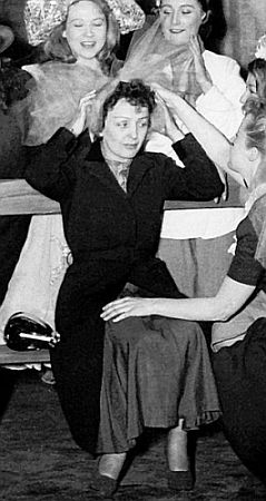 Édith Piaf 1951 in "La P'tite Lili" (Théatre ABC, Paris); Ausschnitt des Fotos: "1951 La P'tite Lili - Théatre ABC.jpg"; Urheber: J.B. Arrieu Albertini; Der Urheberrechtsinhaber hat dieses Werkes als gemeinfrei veröffentlicht. Quelle: Wikipedia bzw. Wikimedia Commons
