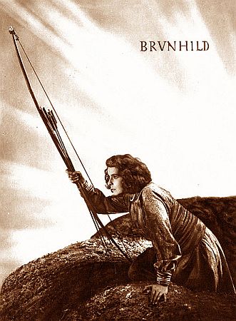 Hanna Ralph als Brunhild in "Die Nibelungen" (1924); Quelle: Wikimedia Commons; Ross-Karte Nr. 672/8 (Decla-Ufa-Film, 1924); Urheber: Unbekannt; Lizenz: gemeinfrei