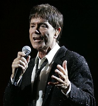 Cliff Richard bei einem Konzert Anfang Februar 2013 im "State Theatre" in Sydney (Australien): Urheberin: Eva Rinaldi; Lizenz: CC BY-SA 2.0; Quelle: Wikimedia Commons