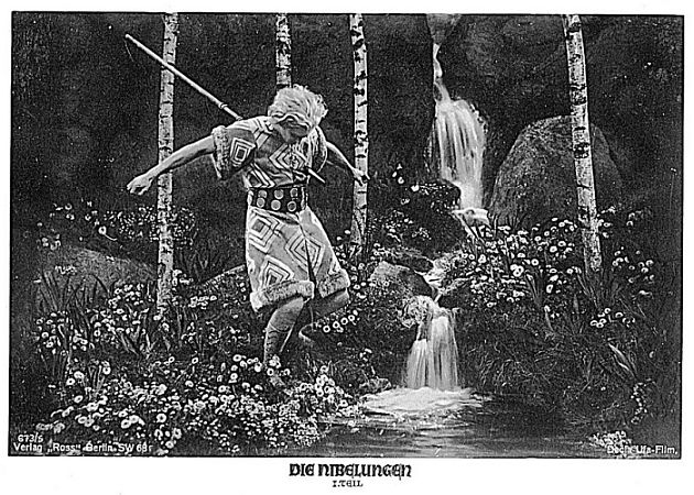 Szenenfoto/Standbild aus dem 2. Teil des Stummfilms "Die Nibelungen": "Kriemhilds Rache" mit Paul Richter als Siegfried (Ross-Karte Nr.673/5); Quelle: Wikimedia Commons; Lizenz: gemeinfrei