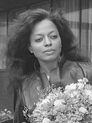 Diana Ross am 12. Juni 1982 bei ihrer Ankunft auf dem Flughafen Amsterdam Schiphol; Rechteinhaber: Nationaal Archief (Den Haag, Rijksfotoarchief; Bestandsnummer: 932-2076); Urheber/Fotograf: Rob Bogaerts / Anefo; Quelle: Wikimedia Commons (Ausschnitt des Originalfotos);&nbsp;Lizenz:  CC0 1.0 (Verzicht auf das Copyright)