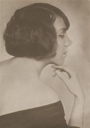 Lyda Salmonova vor 1918 auf einer Fotografie von Rudolf Dührkoop (18481918); Quelle: Wikimedia Commons; Fotokarte Nr. 5306; Lizenz: gemeinfrei