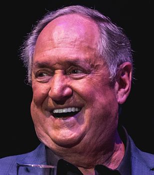 Neil Sedaka�Mitte September 2017 bei einem Konzert in der Londoner "Royal Albert Hall"; Urheber: Raph_PH; Lizenz: CC BY 2.0; Quelle: Wikimedia Commons (Ausschnitt des Originalfotos)