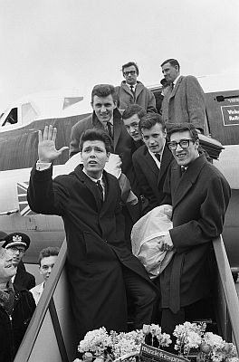 Cliff Richard (1. v. links ) mit den "Shadows" am 6. April 1962 bei der Ankunft auf dem Flughafen Amsterdam Schiphol; Rechteinhaber: Nationaal Archief (Den Haag, Rijksfotoarchief;Bestandsnummer: 913-7397; Urheber/Fotograf: Harry Pot / Anefo; Quelle: Wikimedia Commons; Lizenz: CC0 1.0 (Verzicht auf das Copyright)