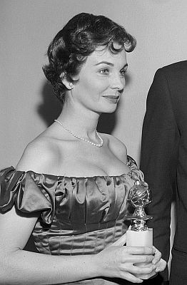 Jean Simmons am 23. Februar 1956 mit ihrem "Golden Globe" fr die Rolle der Sarah Brown in "Schwere Jungsleichte Mdchen" (1956, "Guys and Dolls"); Quelle: Wikimedia Commons (Ausschnitt des Originalfotos) von "UCLA Library Digital Collection";Urheber: "Los Angeles Times"; Lizenz: CC BY 4.0 Deed