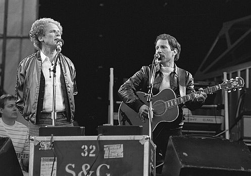 Art Garfunkel (l.) und Paul Simon am 12. Juni 1982 bei einem Konzert im "Stadion Feijenoord" (Rotterdam1)); Rechteinhaber: Nationaal Archief&nbsp;(Den Haag, Rijksfotoarchief; Bestandsnummer: 932-2092); Urheber/Fotograf: Rob Bogaerts / Anefo; Quelle: Wikimedia Commons (Ausschnitt des Originalfotos); Lizenz: CC0 1.0 (Verzicht auf das Copyright)