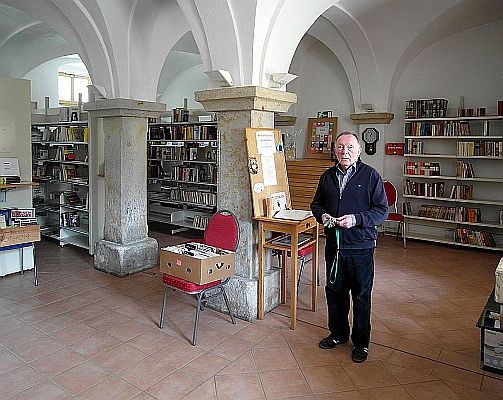 Peter Sodann 2017 in seiner Bibliothek in Staucha; Quelle: Wikimedia Commons; Urheber: Jrg Blobelt; Lizenz:CC BY-SA 4.0 Deed