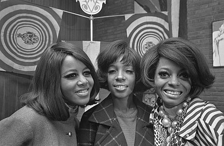 Foto (v.l.n.r): Cindy Birdsong, Mary Wilson und Diana Ross am 15. Januar 1968 in Amsterdam; Rechteinhaber: Nationaal Archief1) (Den Haag, Rijksfotoarchief; Bestandsnummer: 920-9906); Urheber/Fotograf: Jack de Nijs/ Anefo;; Quelle: Wikimedia Commons; Lizenz: CC0 1.0 (Verzicht auf das Copyright)