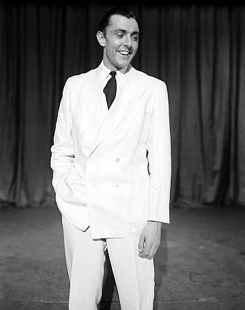 Jacques Tati 1938 im "Kabarett der Komiker"; Urheber: Willy Pragher; Lizenz: CC BY 3.0; Rechteinhaber: Landesarchiv Baden-Wrttemberg; Quelle: Deutsche Digitale Bibliothek bzw. Wikimedia Commons