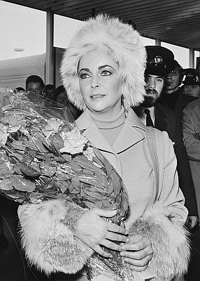 Elizabeth Taylor am 3. November 1973 am "Flughafen Schiphol" in Amsterdam; Rechteinhaber: Nationaal Archief (Den Haag, Rijksfotoarchief; Bestandsnummer: 926-7996); Urheber/Fotograf: Rob C. Croes/Anefo; Quelle: Wikimedia Commons; Lizenz: CC BY-SA 3.0 NL Deed
