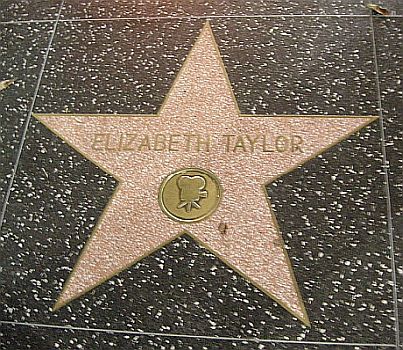  "Stern" für Elizabeth Taylor auf dem "Hollywood Walk of Fame"; Quelle: Wikimedia Commons: Urheber: Sailko; Lizenz: CC BY-SA 3.0 Deed