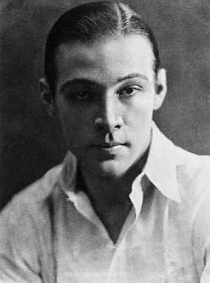 Rudolph Valentino 1919 (Urheber unbekannt); Quelle: Wikimedia Commons; Lizenz: gemeinfrei