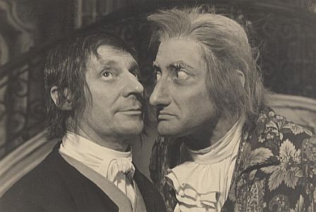 Szene mit Ernst Barthels (l.) und Rudolf Vogel in der Komödie "Der Geizige" von Molière, 1939 fotografiert von Hanns Holdt (1887–1944); Quelle: Wikimedia Commons; Lizenz: gemeinfrei
