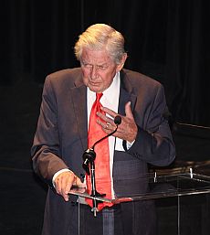 Ralph Waite 2012 anlässlich des 40-jährigen Jubiläums von "Die Waltons"; Urheber: BekahJan; Lizenz: CC BY 2.0; Quelle: Wikimedia Commons von www.flickr.com