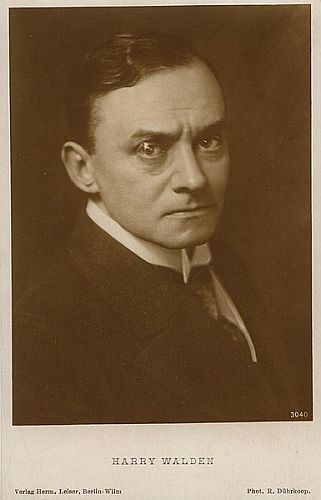 Harry Walden, fotografiert von Rudolf Dhrkoop (18481918) etwa 1916; Das Foto ist gemeinfrei, weil seine urheberrechtliche Schutzfrist abgelaufen ist; Quelle: Wikimedia Commons