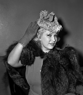 Mae West im Februar 1940; Quelle: Wikimedia Commons von "UCLA Library Digital Collection"; Urheber: "Los Angeles Times"; Lizenz: CC BY 4.0 Deed