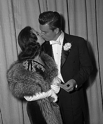 Robert Wagner und Natalie Wood anlsslich der "Oscar"-Verleihung am 26. Mrz 1958; Quelle: Wikimedia Commons von "UCLA Library Digital Collection";Urheber: "Los Angeles Times"; Lizenz: CC BY 4.0 Deed