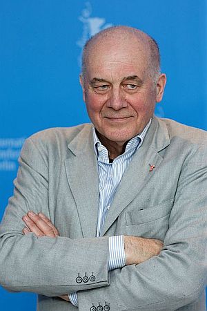 Hanns Zischler beim Photo Call zu "Masaryk – A Prominent Patient" bei der "Berlinale 2017"; Urheber: Maximilian Bühn; Lizenz: CC BY-SA 4.0; Quelle: Wikimedia Commons