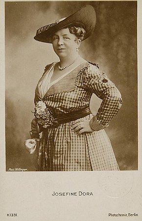 Josefine Dora fotografiert von Wilhelm Willinger (1879-1943); Quelle: theatermuseum.at; Lizenz: gemeinfrei