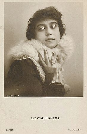 Leontine Khnberg, fotografiert von Wilhelm Willinger (18791943); Quelle: www,cyranos.ch; Lizenz: gemeinfrei