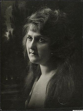 Grete Lundt, fotografiert von Wilhelm Willinger (18791943); Quelle: kulturpool.at von theatermuseum.at; Inventarnummer: FS_PA64442alt; Lizenz: CC BY-NC-SA 4.0