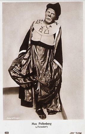 Max Pallenberg 1926 bei den "Salzburger Festspielen" als Traffaldino in "Turandot", fotografiert von von Wilhelm Willinger (18791943); Quelle: filmstarpostcards.blogspot.com; "Iris Verlag" Nr. 633; Lizenz: gemeinfrei