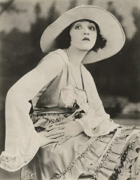 Bebe Daniels fotografiert von Albert Witzel (1879 – 1929)n "Witzel Studios", Los Angeles; Quelle: www.cyranos.ch
