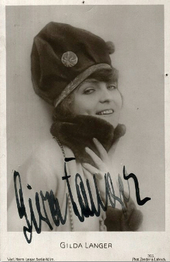 Gilda Langer fotografiert im Atelier "Zander & Labisch"; Urheber: Fotoatelier "Zander & Labisch" (Albert Zander u. Siegmund Labisch (1863–1942)); Quelle: www.cyranos.ch