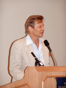 Michael York als Laudator bei der Eröffnung der Christopher Isherwood Foundation in der Huntington Library/Kalifornien, fotografiert von Henning von Berg, 1. August 2004