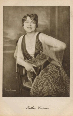 Esther Carena vor 1929; Urheber bzw. Nutzungsrechtinhaber: Alexander Binder (1888 – 1929); Quelle: www.cyranos.ch
