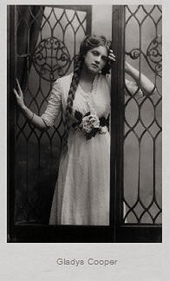 Gladys Cooper fotografiert von Alexander Bassano (1829 – 1913); Quelle: www.cyranos.ch