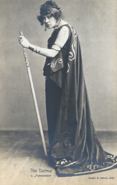 Tilla Durieux auf einer Fotografie des Fotoateliers "Zander & Labisch", Berlin, Urheber Siegmund Labisch (1863–1942); Quelle:  www.cyranos.ch