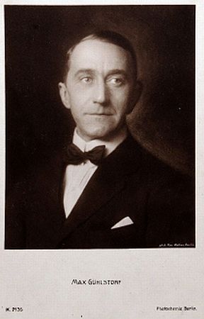 Max Gülstorff auf einer Fotografie von Mac Walten (1892–1943); Quelle: cyranos.ch; Photochemie-Karte: Lizenz: gemeinfrei