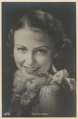 Die Schauspieler Carola Höhn; Urheber: Gregory Harlip (?–1945); Quelle: cyranos.ch; Lizenz: gemeinfrei