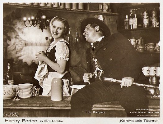 Szenenfoto mit Fritz Kampers und Henny Porten aus "Kohlhiesels Töchter" (1930); Ross-Karte: 126/3; Urheber: Alexander Schmoll (1880–zwischen 1943 und1945; zur Verfügung gestellt von cyranos.ch; Lizenz; gemeinfrei