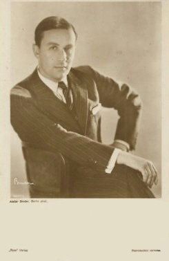 Oskar Karlweis, ca. 1927–1929; Urheber bzw. Nutzungsrechtinhaber: Alexander Binder (1888 – 1929); Quelle: www.cyranos.ch; Lizenz: gemeinfrei
