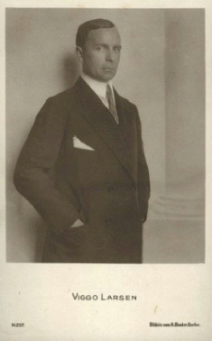 Viggo Larsen vor 1929; Urheber bzw. Nutzungsrechtinhaber: Alexander Binder (1888 – 1929); Quelle: www.cyranos.ch (Photochemie-Karte 257)