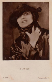 Pola Negri vor 1929; Urheber: Alexander Binder (1888–1929); Quelle: www.cyranos.ch; Lizenz: gemeinfrei
