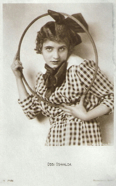 Ossi Oswalda auf einer Fotografie von Alexander Binder (1888 – 1929); Urheber bzw. Nutzungsrechtinhaber: Alexander Binder (1888–1929); Quelle: www.cyranos.ch; Lizenz: gemeinfrei