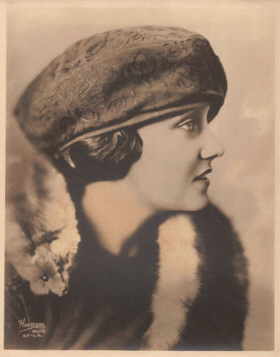 Gloria Swanson auf einer Fotografie von Fred Hartsook (18761930); Quelle: www.cyranos.ch