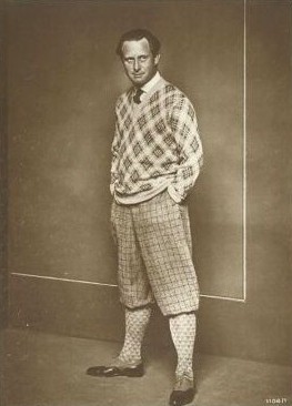 Carl Auen etwa um 1920 auf einer Fotografie von Nicola Perscheid (1864 – 1930); Quelle: Wikimedia Commons bzw. Wikipedia