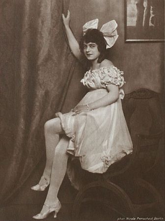 Ilse Bois vor 1930 auf einer Fotografie von Nicola Perscheid (1864 – 1930); Quelle: Wikipedia; Photochemie-Karte Nr. K 1756