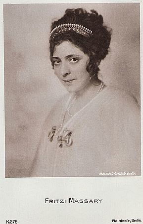 Fritzi Massary auf einer Knstlerkarte, fotografiert von Nicola Perscheid (18641930); Quelle: filmstarpostcards.blogspot.com; Photochemie-Karte Nr. 278; Lizenz: gemeinfrei