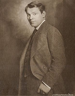 Alexander Moissi ca. 1922 auf einer Fotografie von Nicola Perscheid (1864 – 1930); Quelle: Wikimedia Commons